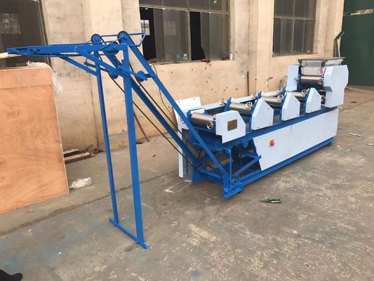 Machine de fabrication instantanée de nouilles avec largeur de nouilles pour répondre aux différents besoins des magasins de vêtements