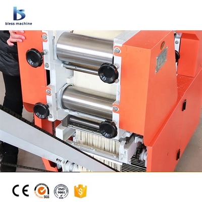 Machine de fabrication instantanée de nouilles avec largeur de nouilles pour répondre aux différents besoins des magasins de vêtements