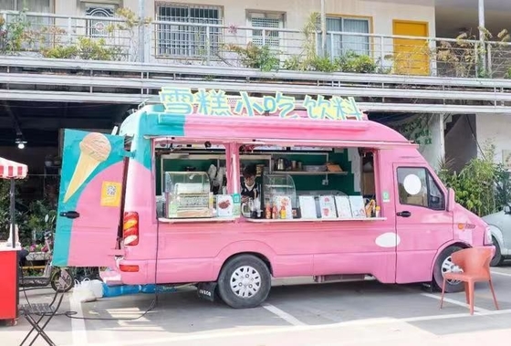 Carton de café avec cuisine complète et congélateur à refroidisseur