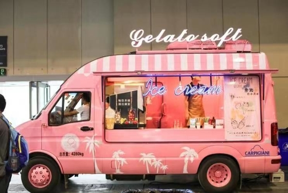 Carton de café avec cuisine complète et congélateur à refroidisseur