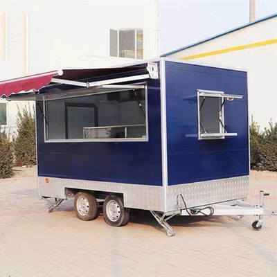 Ventes mobiles de divers produits avec kiosque de stands de restauration rapide en plein air