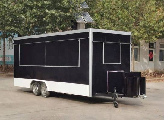 Ventes mobiles de divers produits avec kiosque de stands de restauration rapide en plein air