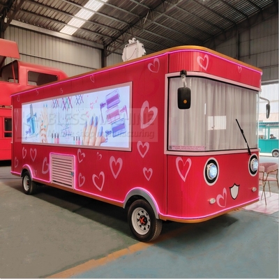 Un camion de salon de beauté à 40 km/h fonctionnant à la batterie pour les services de maquillage et de spa
