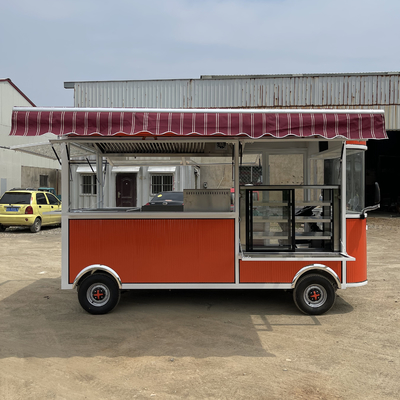 Un gâteau électrique, un gâteau d'anniversaire, un dessert, une pâtisserie, un hamburger, un sandwich, un hot dog, un camion, une remorque.