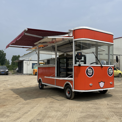 Un gâteau électrique, un gâteau d'anniversaire, un dessert, une pâtisserie, un hamburger, un sandwich, un hot dog, un camion, une remorque.