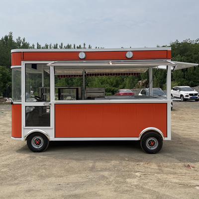 Un gâteau électrique, un gâteau d'anniversaire, un dessert, une pâtisserie, un hamburger, un sandwich, un hot dog, un camion, une remorque.