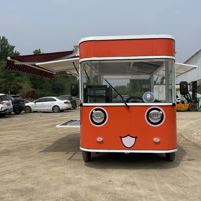 Un gâteau électrique, un gâteau d'anniversaire, un dessert, une pâtisserie, un hamburger, un sandwich, un hot dog, un camion, une remorque.