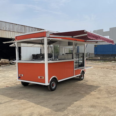 Un gâteau électrique, un gâteau d'anniversaire, un dessert, une pâtisserie, un hamburger, un sandwich, un hot dog, un camion, une remorque.