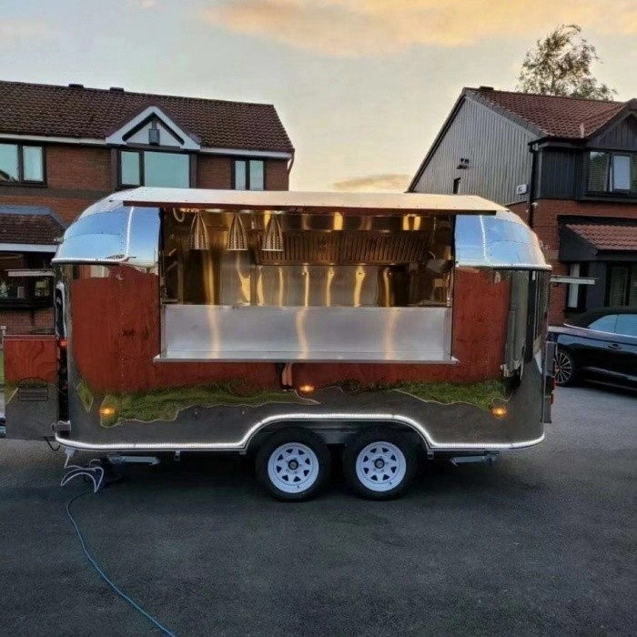 35KM-75KM/H Food Truck Catering Trailer avec un fonctionnement facile et une cuisine entièrement équipée