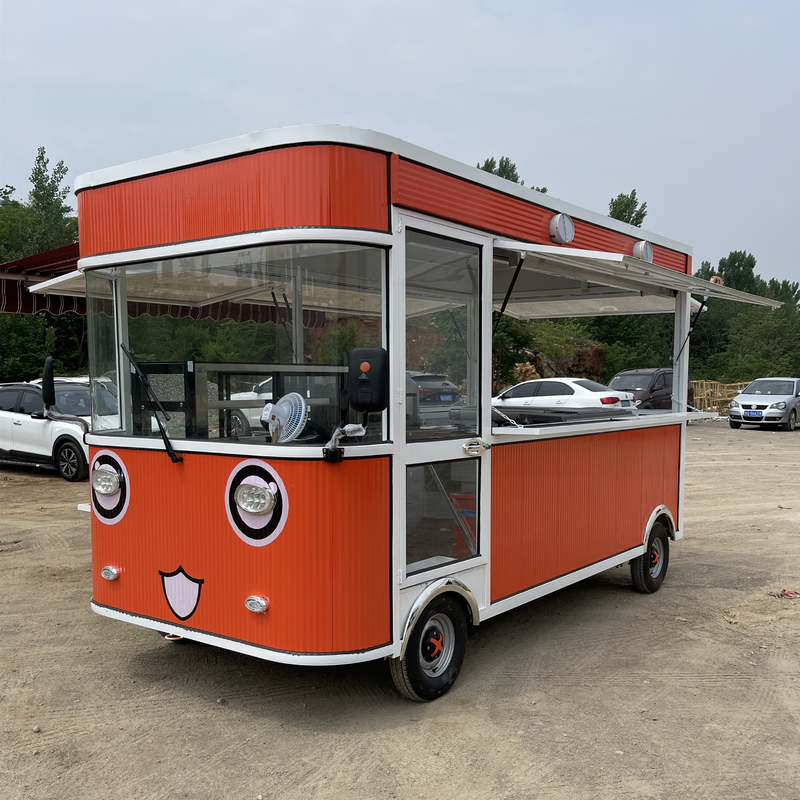 Un gâteau électrique, un gâteau d'anniversaire, un dessert, une pâtisserie, un hamburger, un sandwich, un hot dog, un camion, une remorque.